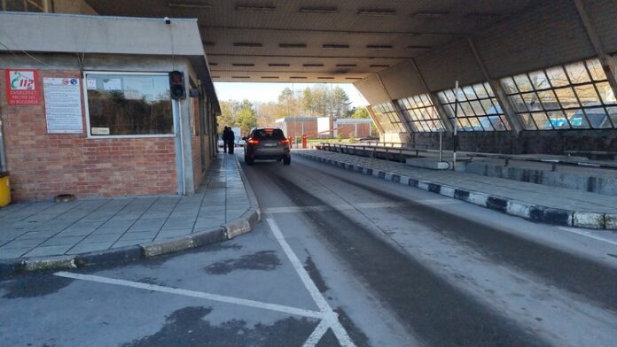 Трафикът за преминаване е нормален през граничните пунктове, на ГКПП "Станке Лисичково" се извършва цялостна реконструкция