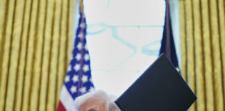 Тръмп планира създаване на запаси от метали, добити от дъното на Тихия океан, като ход срещу Китай, пише "Файненшъл таймс"