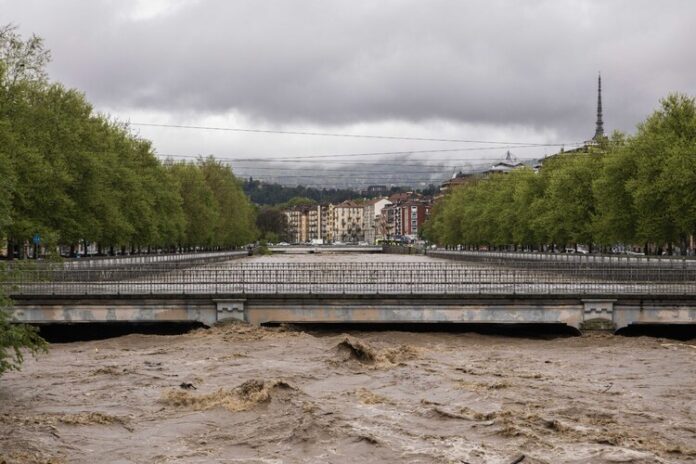 Трима души загинаха в Италия след проливни валежи, а Швейцария беше затрупана от сняг