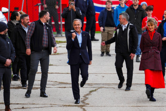 В навечерието на парламентарните избори в Канада либералите имат малка преднина пред консерваторите