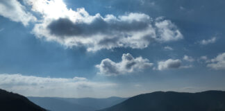 В планините е облачно и