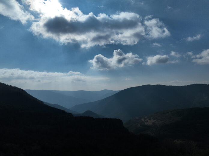 В планините е облачно и