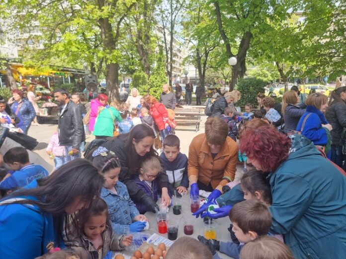 В Стара Загора на Велики четвъртък деца боядисаха над 1000 В Стара Загора на Велики четвъртък деца боядисаха над 1000 великденски яйца в храма „Св. Николай Мирликлийски Чудотворец"
