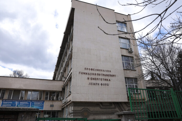 Веднага след инцидента с ученик в Професионалната гимназия "Хенри Форд" е задействана мобилна група от психолози към МОН