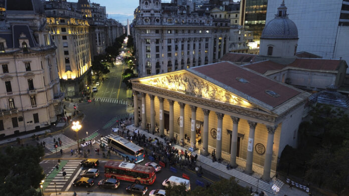 Властите в Буенос Айрес искат да преименуват метростанция на папа Франциск