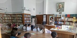 Второкласници от смолянско училище направиха верижно четене на приказки