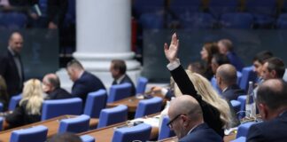 Заседанието на парламента започна с декларация по повод подписването на Договора от Вашингтон