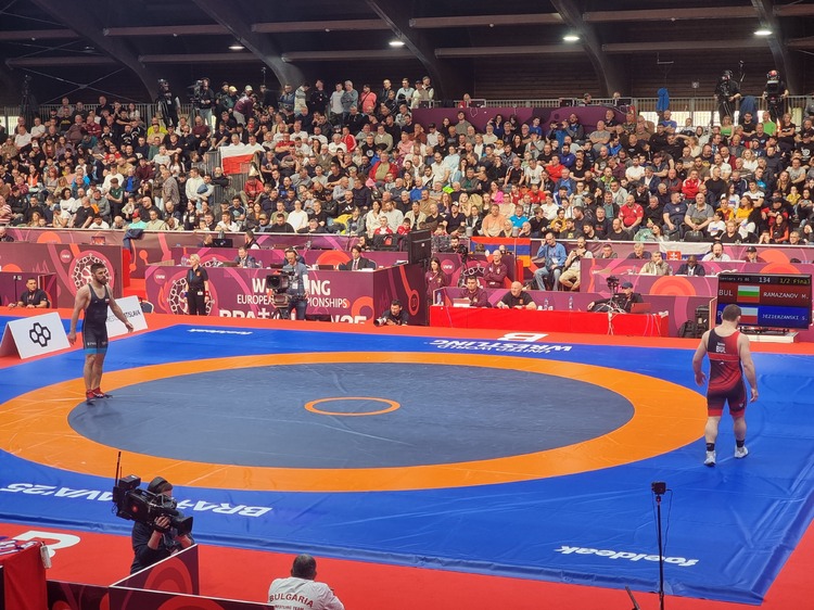 СподелиРуският борец Заур Ургуев отстрани четирикратния шампион в категория 61