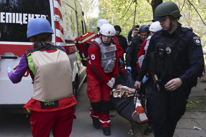 Жена загина при руска атака в украинския град Запорожие; ранени са 13 души, сред които две деца