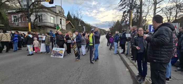 Жители на столичния квартал "Княжево" отново протестират с искане да се спазва ограничението на скоростта по бул. ,,Цар Борис III”