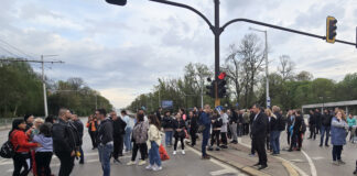 Жители на ж.к. ,,Захарна фабрика" в София излязоха на протест срещу настаняването на обитателите от съборените незаконни постройки в квартала