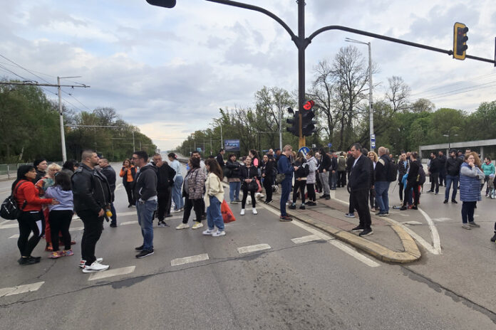 Жители на ж.к. ,,Захарна фабрика" в София излязоха на протест срещу настаняването на обитателите от съборените незаконни постройки в квартала