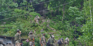 Индийски паравоенни патрулират в контролираната от Индия част на Кашмир, 9 май 2025 година