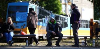 Служители на наземния градски транспорт в столицата протестират пред гараж "Банишора".