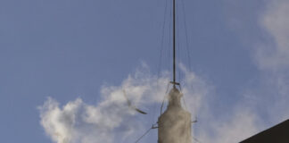 Бял дим се издига от Сикстинската капела