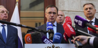 Ръководителят на руската делегация в Истанбул Владимир Медински говори днес пред журналисти в консулството на Русия в турския мегаполис