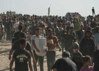 ООН прие историческа резолюция за Газа: Намерена ли е формулата за мир в Близкия изток? Палестинци носят кутии с храна, доставени от "Хуманитарната фондация в Газа" в град Рафах