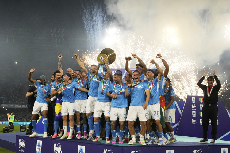 СподелиНаполи триумфира в Серия А за четвърти път в своята