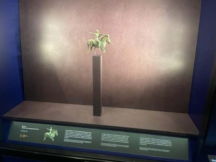 АТА: Скулптурата „Конникът от Бабуня“ на 2600 години, открита край древна Аполония в Албания, е изложена във Виена
