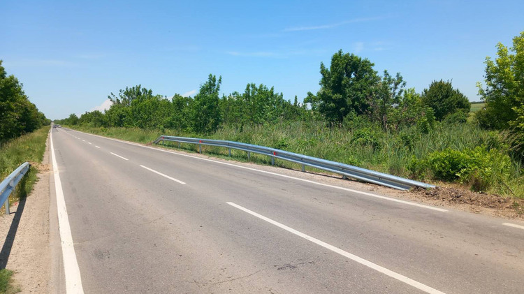 СподелиАварирал товарен автомобил предизвика временно затваряне на движението по главния