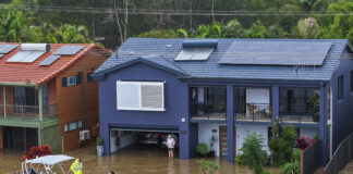 Австралия изпраща с хеликоптери храна за животни на фермерите, блокирани при наводненията