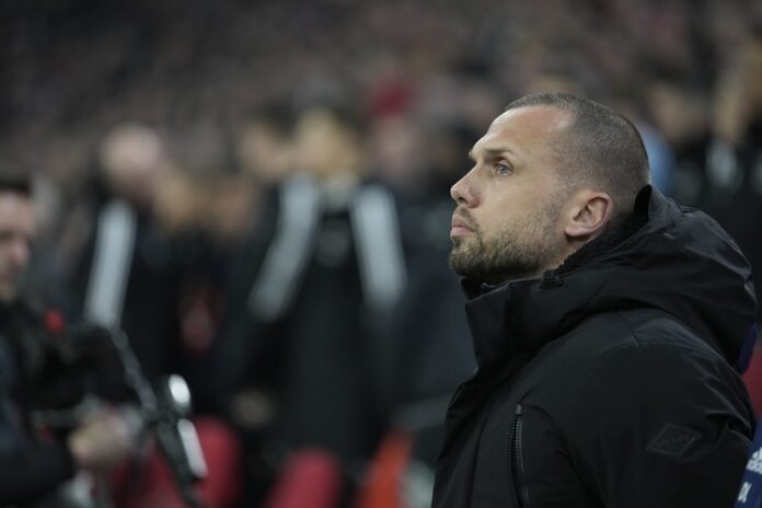 Аякс е постигнал уговорка с Джон Хейтинга да бъде следващият треньор на отбора