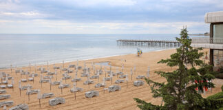 Българските плажове и пристанища със "Син флаг" за Лято 2025
                                                                                                Плажът в комплекс Слънчев ден е носител на престижното отличие "Син флаг" от 1996 година