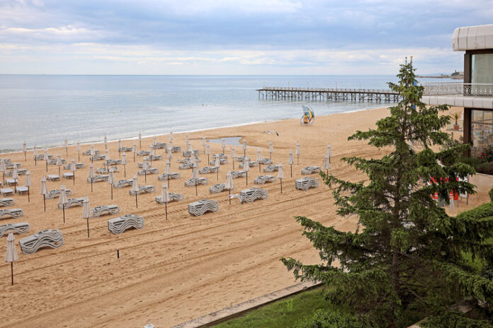 Българските плажове и пристанища със "Син флаг" за Лято 2025
                                                                                                Плажът в комплекс Слънчев ден е носител на престижното отличие "Син флаг" от 1996 година