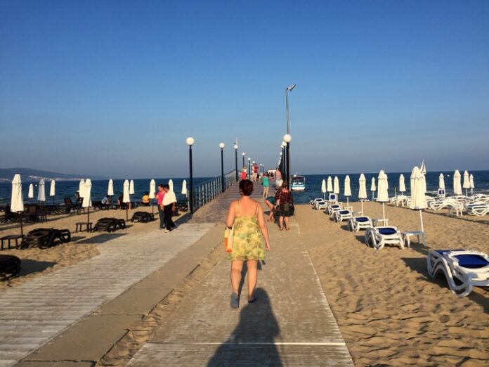 Българските плажове и пристанища със "Син флаг" за Лято 2025
                                                                                                Централният плаж в Слънчев бряг е със "Син флаг" и тази година