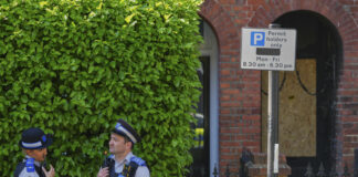 Британската полиция арестува втори заподозрян във връзка с палежи на имоти, свързани с премиера Стармър