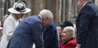 Британският крал положи венец в памет на войниците, загинали през Втората световна война