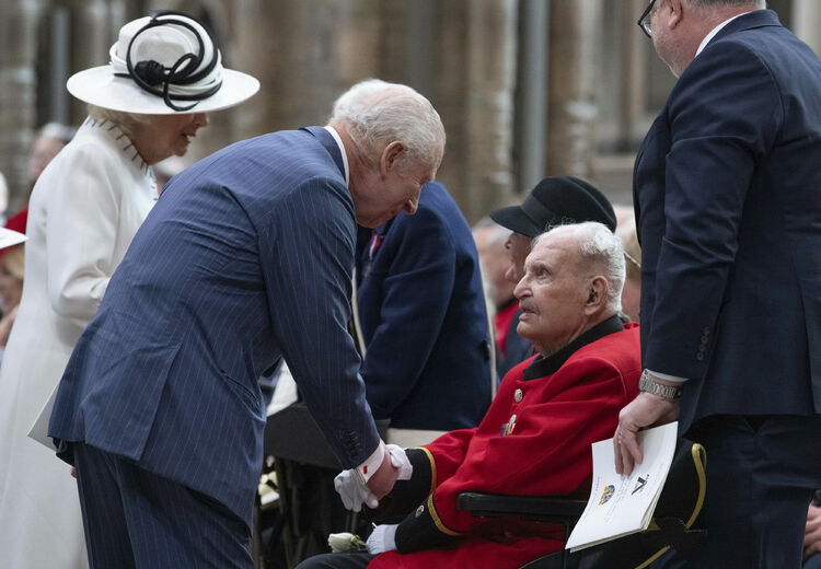 СподелиКрал Чарлз Трети на Великобритания почете паметта на британските войници