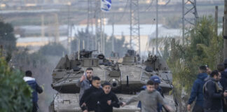 Палестински деца бягат от израелски танк в бежанския лагер Дженин, на Западния бряг