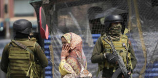 Индийски военнослужещи охраняват пазар в град Сринагар, в индийския щат Джаму и Кашмир