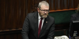 Десен екстремист обяви, че ще подкрепи Карол Навроцки на балотажа на президентските избори в Полша