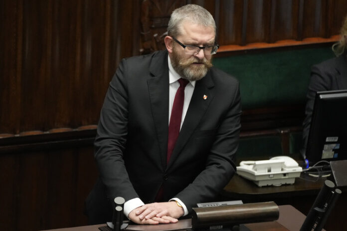 Десен екстремист обяви, че ще подкрепи Карол Навроцки на балотажа на президентските избори в Полша