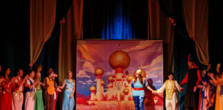 Десетки деца и възрастни гледаха премиерно приказката „Аладин“ на детско-юношеската театрална школа в Самоков