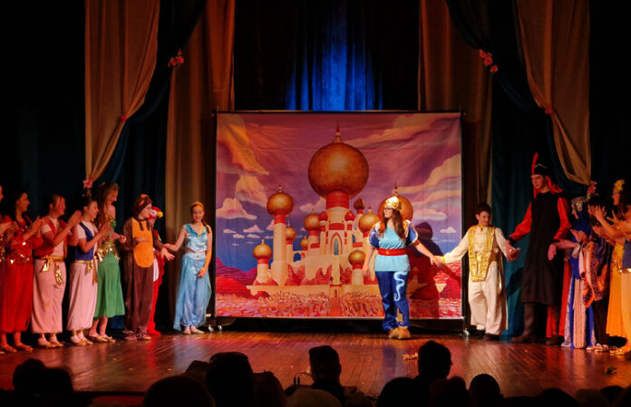 Десетки деца и възрастни гледаха премиерно приказката „Аладин“ на детско-юношеската театрална школа в Самоков