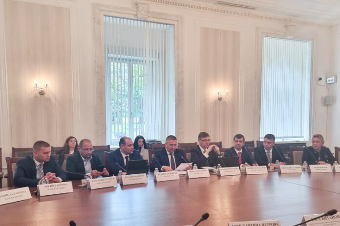 ДОПЪЛНЕНА
                                                                                                Ресорната парламентарна комисия прие общ законопроект на ГРЕБ-СДС и БСП-Обединена левица за промени в Закона за устройство на територията