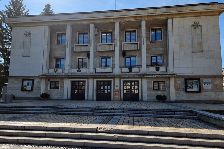 СподелиДържавен куклен театър – Габрово ще представи две детски спектакли