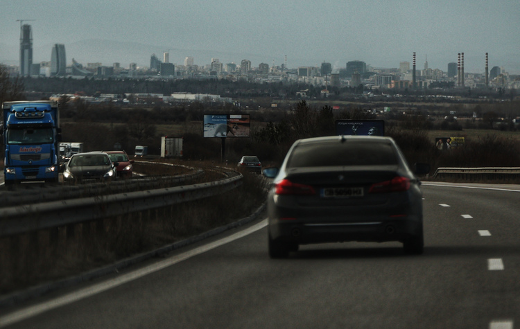 СподелиДнес 7 май движението в определени участъци на автомагистрала АМ