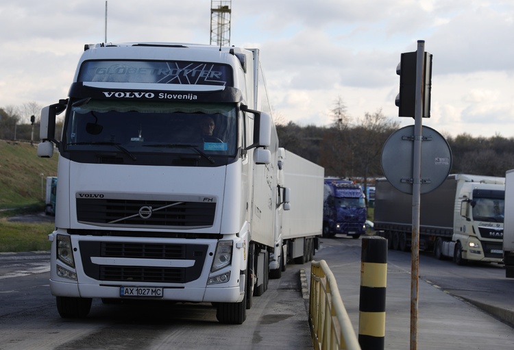 СподелиПоради увеличаващия се брой инциденти с товарни автомобили вицепремиерът и