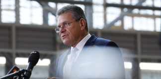 Еврокомисарят по търговията заяви, че е провел "добри разговори" със САЩ, след като Тръмп удължи крайния срок за налагане на мита