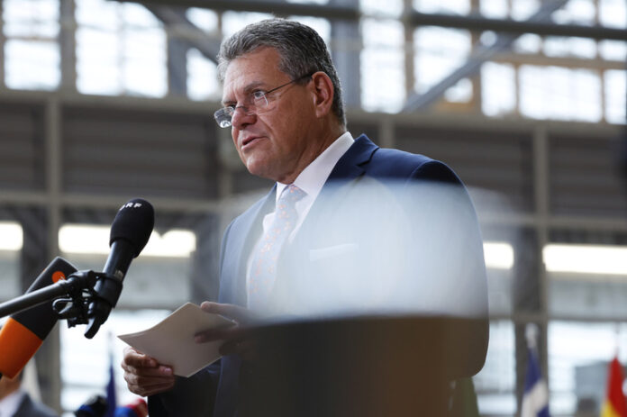 Еврокомисарят по търговията заяви, че е провел "добри разговори" със САЩ, след като Тръмп удължи крайния срок за налагане на мита