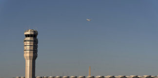 Федералната авиационна администрация на САЩ започна разследване, след като 2 самолета отмениха кацане във Вашингтон заради военен хеликоптер