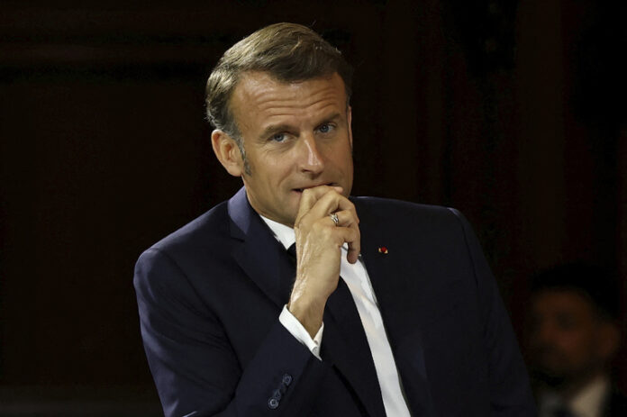 Франция работи неуморно за освобождаването на двама заложници, държани от три години в Иран, заяви президентът Макрон