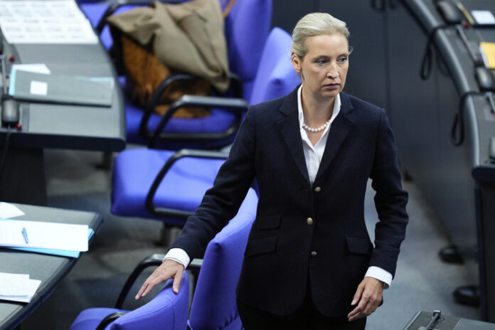 Германското контраразузнаване реши засега да не категоризира "Алтернатива за Германия" Германското контраразузнаване реши засега да не категоризира "Алтернатива за Германия" като "доказано дясноекстремистка" партия