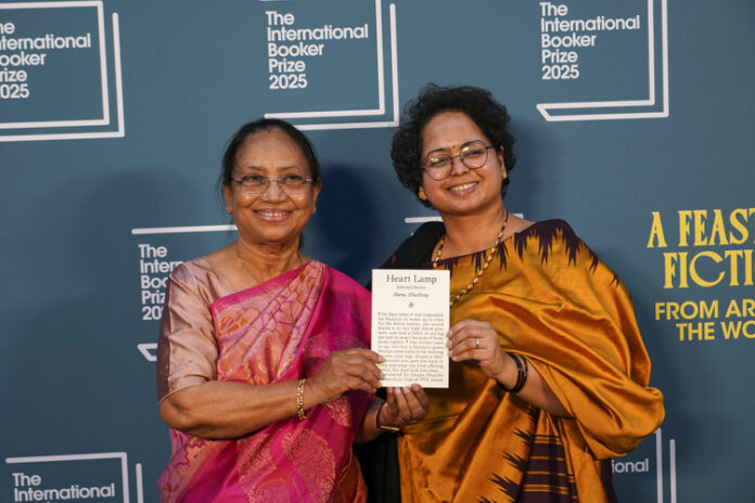 Индийската писателка Бану Муштак спечели Международната награда "Букър" за книгата "Сърце лампа”
