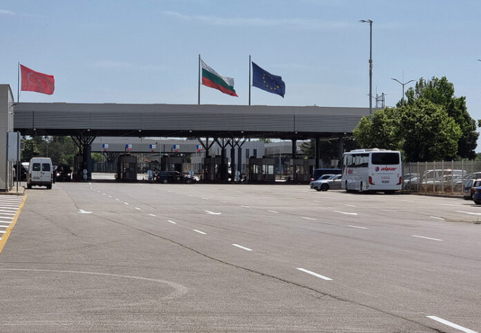 Интензивен е трафикът на изход за товарни автомобили на ГКПП "Капитан Андреево"