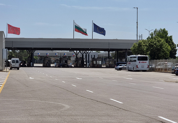 СподелиТрафикът на изхода за товарни автомобили на граничния контролно пропускателен пункт